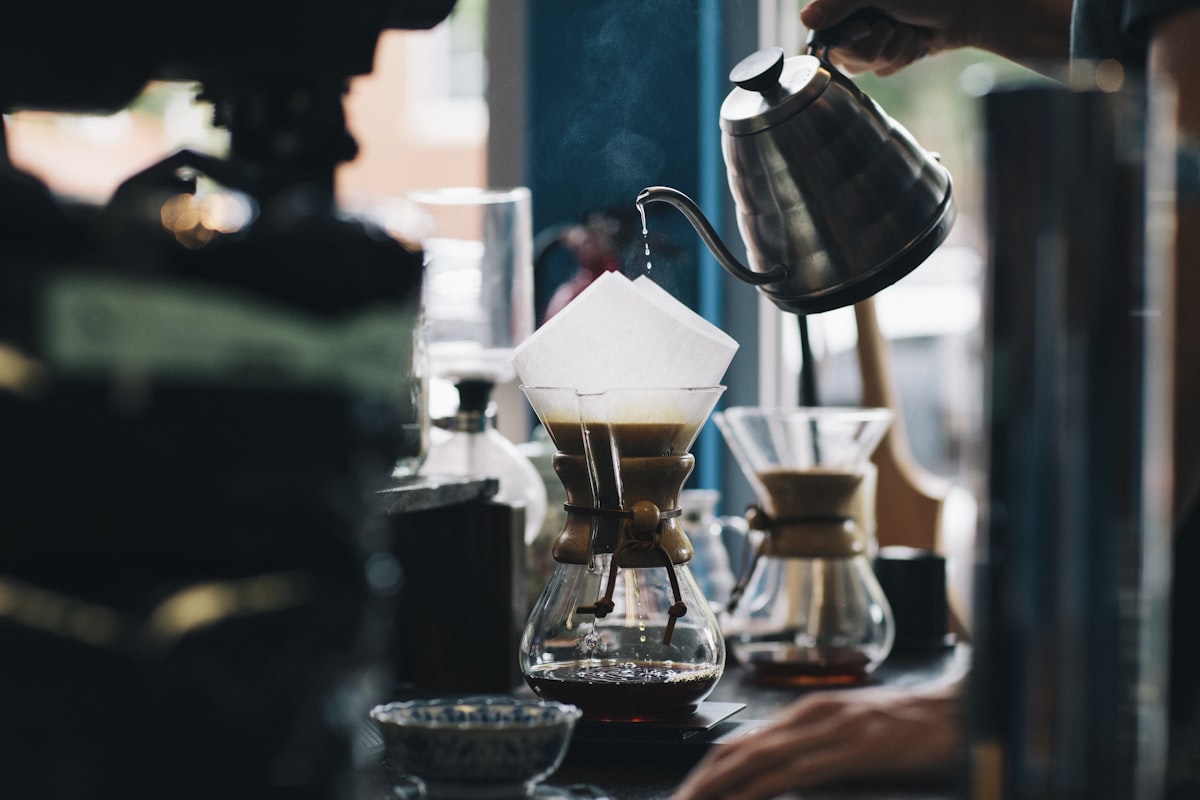 Barista versant un latte art