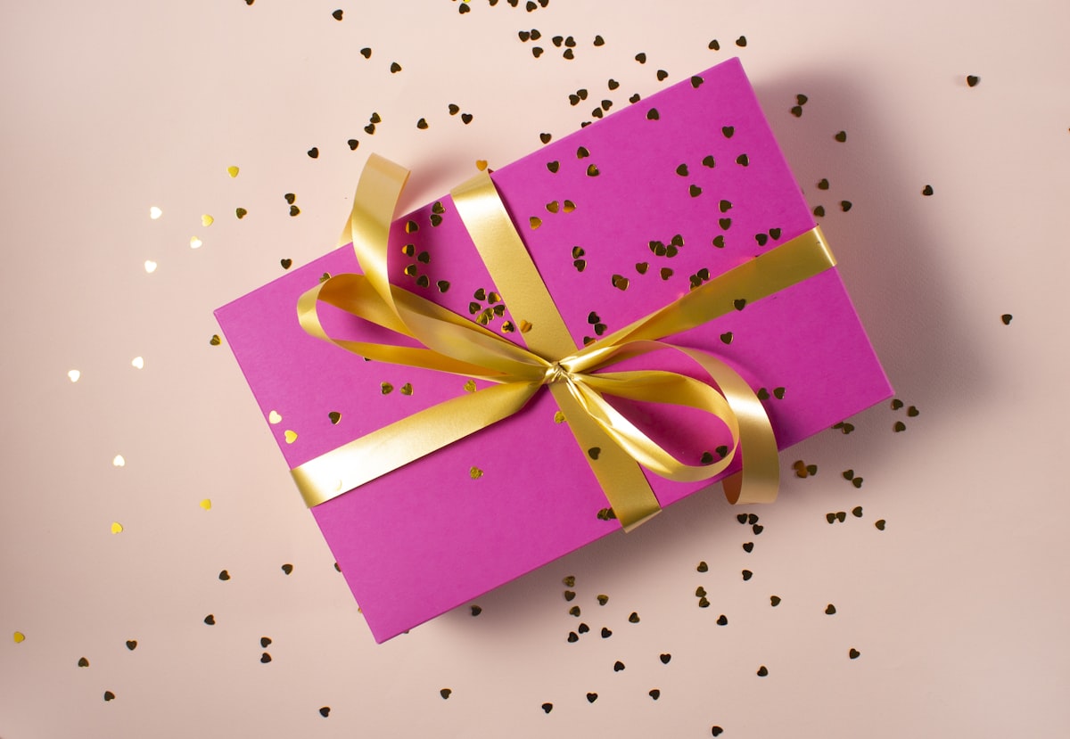 Boîte cadeau soignée avec ruban