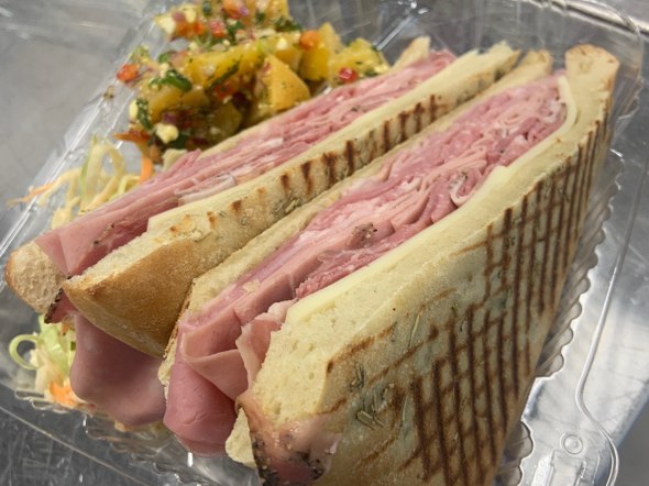 Sandwichs artisanaux préparés pour le service du midi