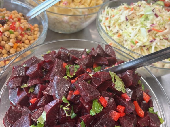 Sélection de salades fraîches préparées pour la cafétéria