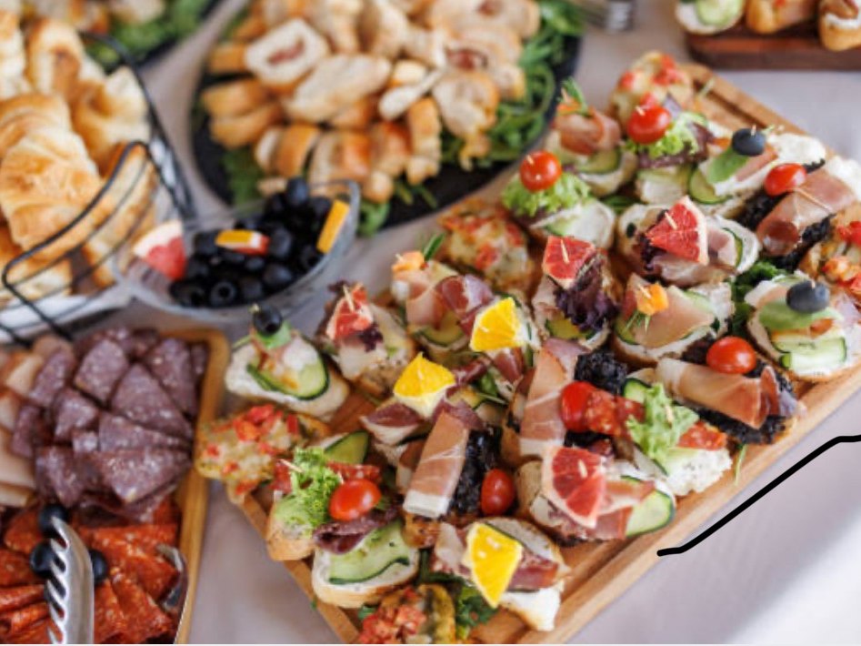Grand assortiment de bouchées pour un événement traiteur