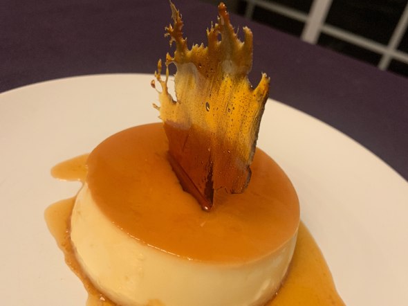 Dessert maison servi avec un café spécialisé