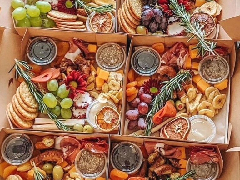 Coffrets gourmands de charcuteries, fromages et fruits