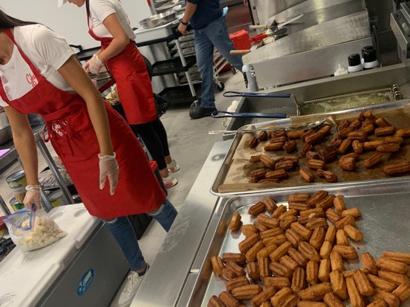 Équipe en cuisine pendant la préparation artisanale