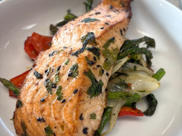 Saumon grillé servi avec légumes frais