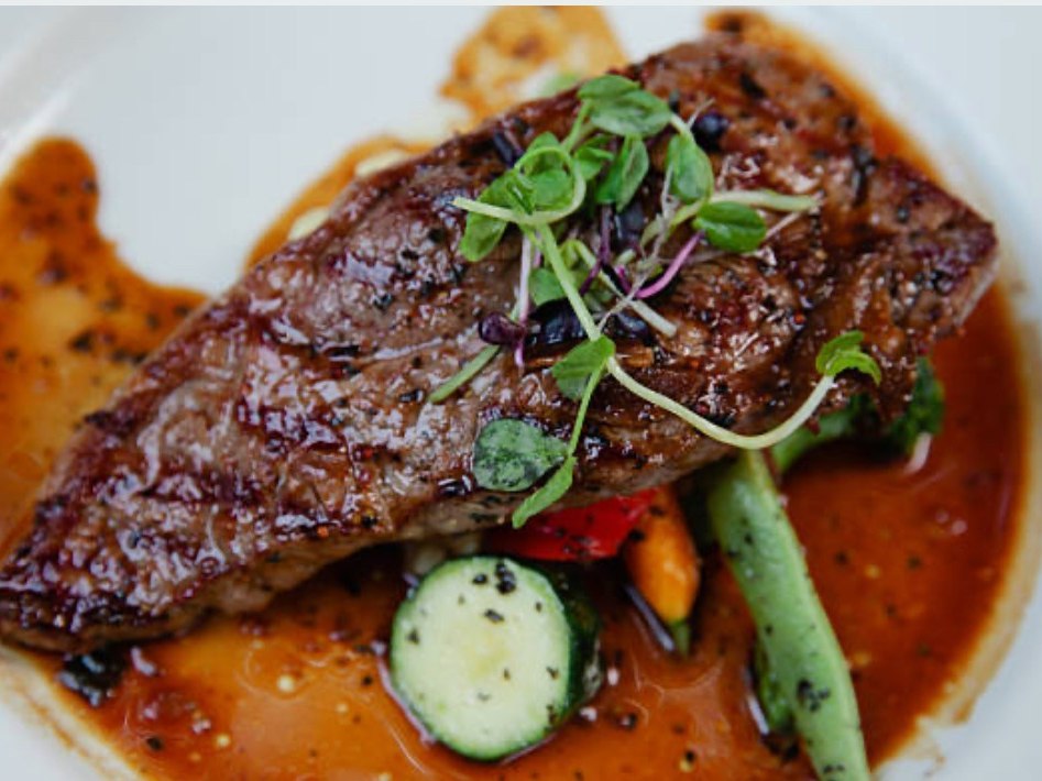 Plat de steak gourmand servi avec légumes